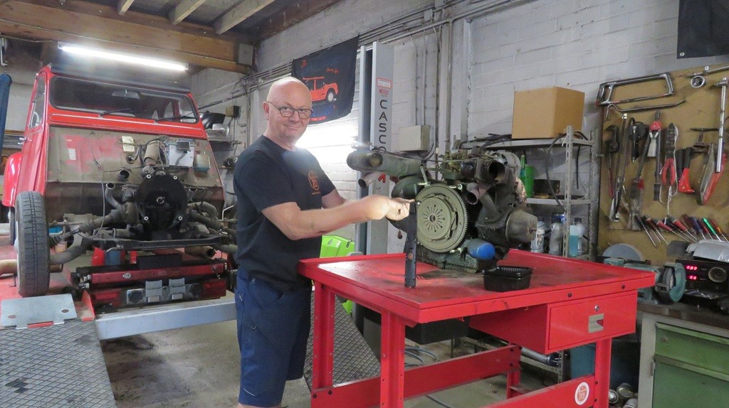 Mario Manhaeve aan het werk in zijn atelier